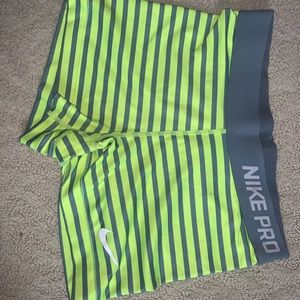 NIKE PRO WOMENS STRIPPED SHORTS